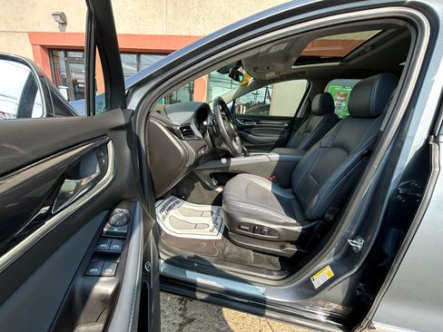 Used 2018 Buick Enclave Essence image 11