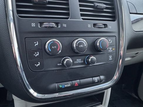 Used 2019 Dodge Grand Caravan SE w/ UConnect Hands-Free Group image 11