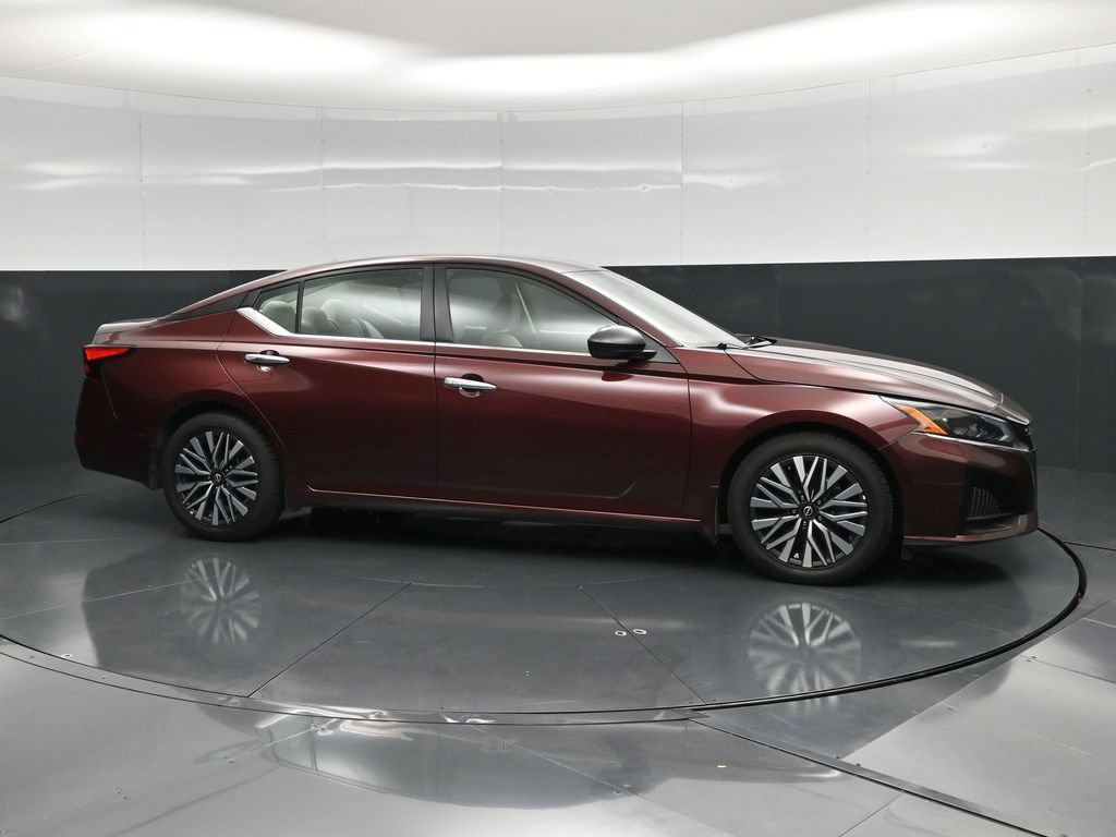 Used 2024 Nissan Altima 2.5 SV FWD image 3
