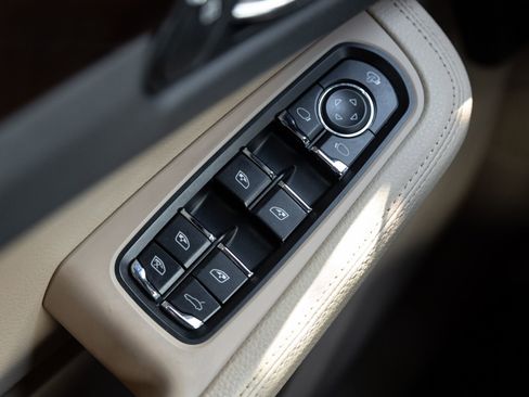 Certified 2023 Porsche Macan AWD/4WD image 19