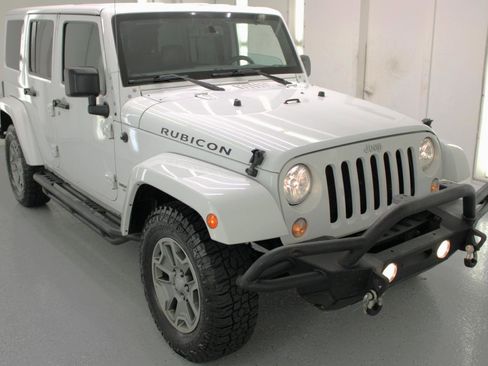 Used 2015 Jeep Wrangler Unlimited Rubicon w/ Connectivity Group AWD/4WD image 13