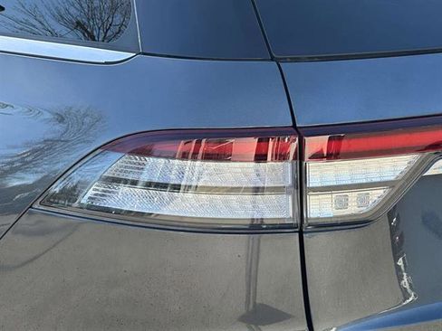 Used 2020 Lincoln Aviator Reserve w/ Equipment Group 202A image 8