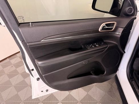 Used 2017 Jeep Grand Cherokee Limited AWD/4WD image 19