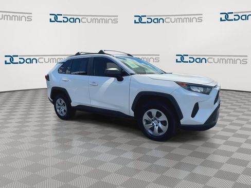 Used 2019 Toyota RAV4 LE AWD/4WD image 2