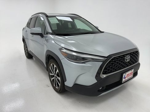 Used 2024 Toyota Corolla Cross XLE image 2