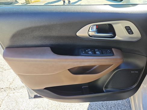 Used 2021 Chrysler Pacifica Limited w/ Uconnect Theater Family Group image 15