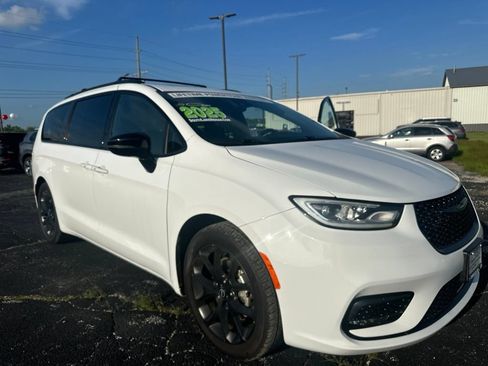 Used 2025 Chrysler Pacifica Limited FWD image 34