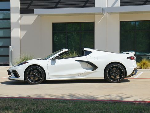Used 2021 Chevrolet Corvette Stingray Preferred Cpe w/ Z51 Performance Package RWD image 3