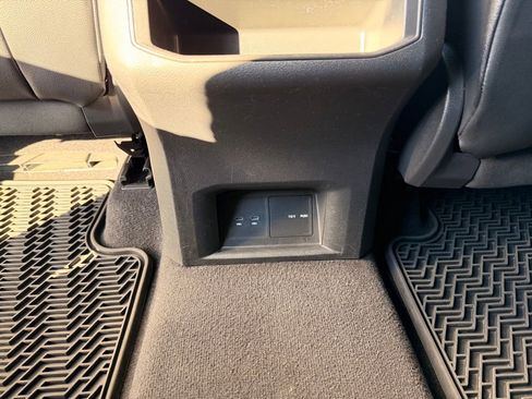 Used 2022 Volkswagen Atlas Cross Sport SE image 28