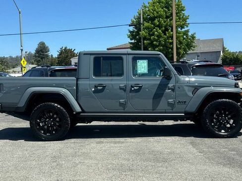 Used 2025 Jeep Gladiator Sport AWD/4WD image 3