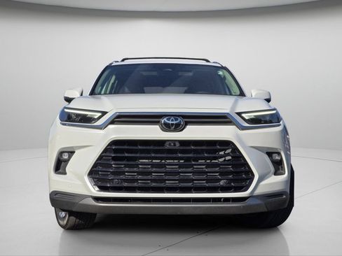 Used 2024 Toyota Grand Highlander AWD image 3