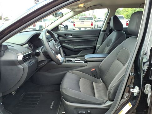 Used 2024 Nissan Altima 2.5 SV FWD image 18