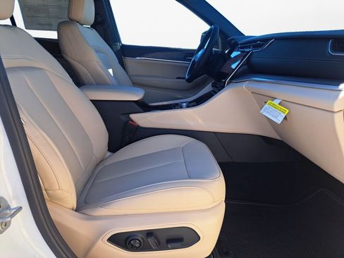 New 2025 Jeep Grand Cherokee Limited image 24