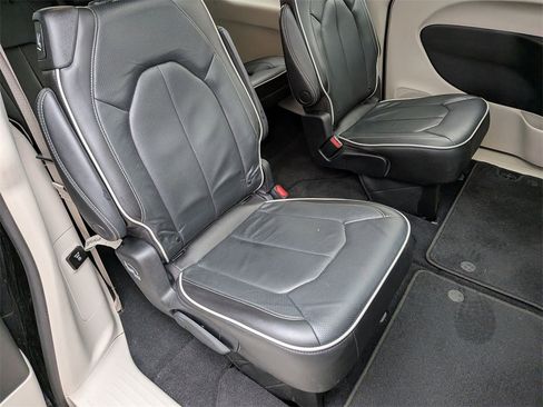 Used 2022 Chrysler Pacifica Limited w/ Uconnect Theater Family Group image 34