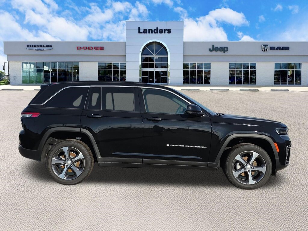 New 2026 Jeep Grand Cherokee Limited RWD image 2