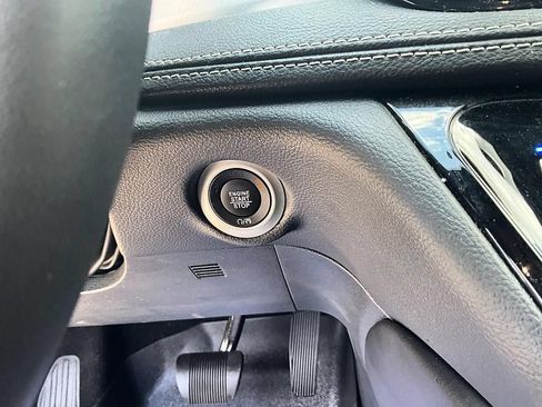 Used 2024 Chrysler Pacifica Limited w/ Uconnect Theater Family Group FWD image 18
