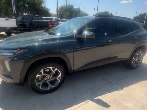 Used 2025 Chevrolet Trax LT FWD image 4