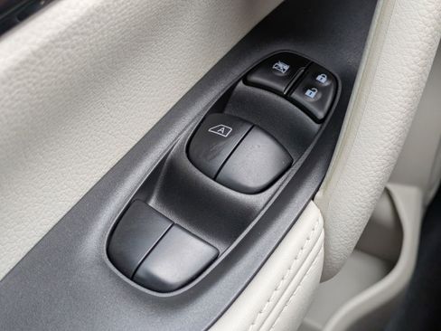 Used 2019 Nissan Rogue Sport SL w/ Premium Package FWD image 19