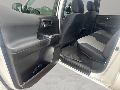 Used 2022 Toyota Tacoma TRD Sport w/ Technology Package image 12