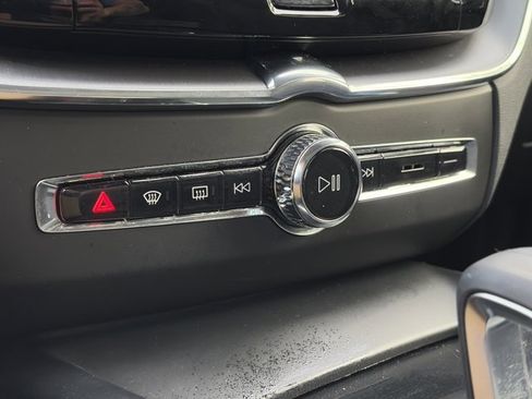 Used 2022 Volvo XC60 B5 Momentum image 21
