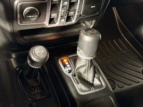 Used 2018 Jeep Wrangler Unlimited Sahara w/ Uconnect 4C Nav & Sound Group image 18