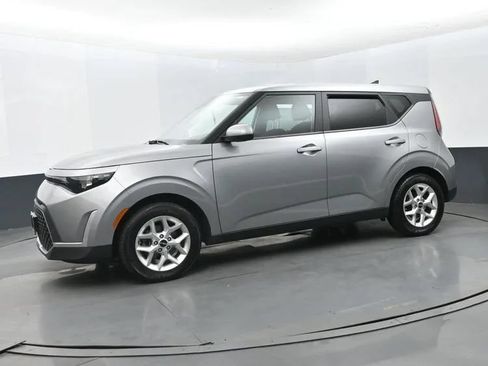 Used 2023 Kia Soul LX w/ LX Technology Package FWD image 5
