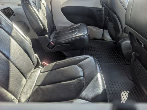 Used 2018 Chrysler Pacifica Limited image 15