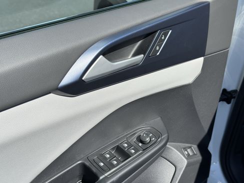 Used 2022 Volkswagen Taos SE w/ Panoramic Sunroof Package FWD image 15