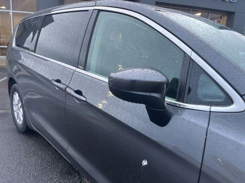 Used 2022 Chrysler Voyager LX image 6