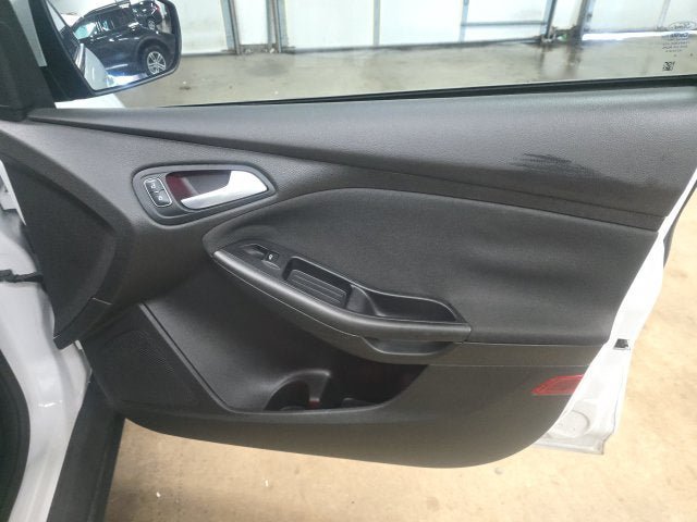 Used 2016 Ford Focus SE w/ Equipment Group 201A FWD image 5