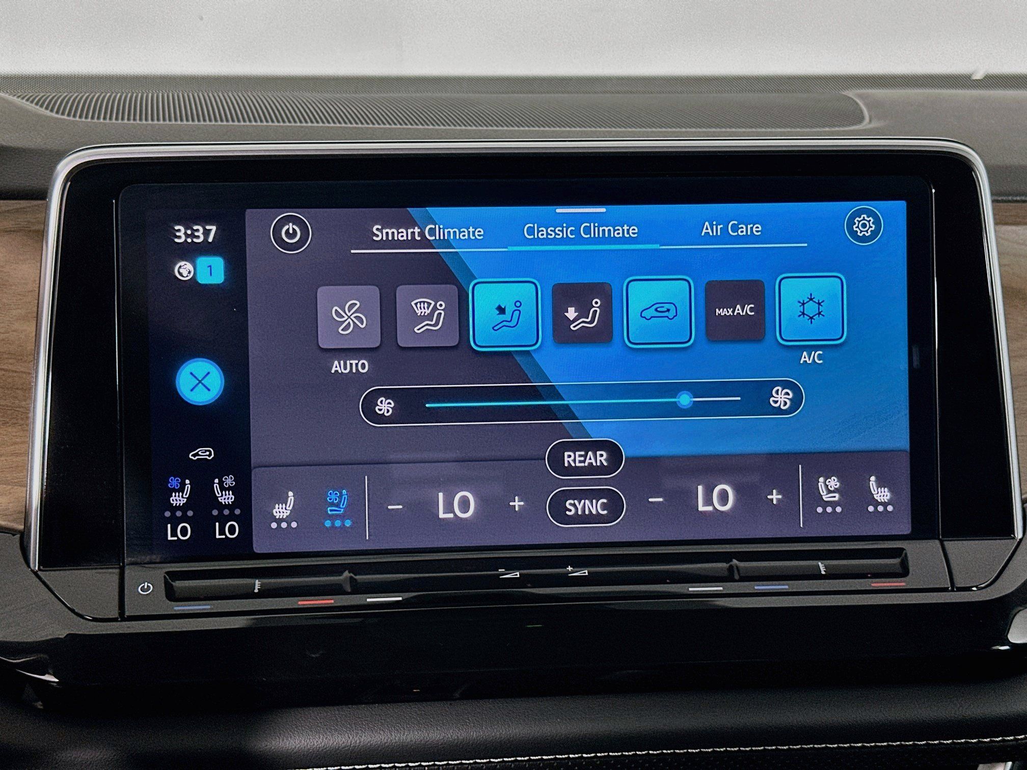 Used 2025 Volkswagen Atlas SE FWD image 24