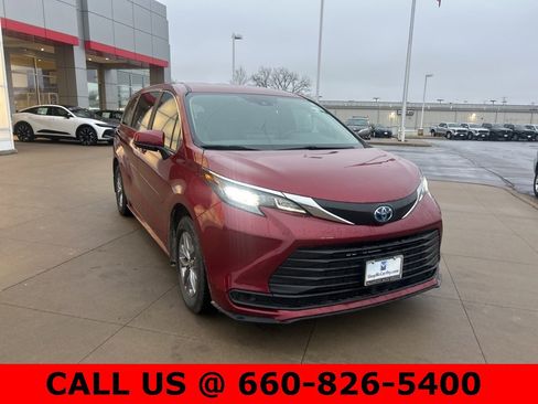 Certified 2025 Toyota Sienna LE image 3