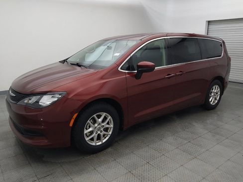 Used 2022 Chrysler Voyager LX image 2