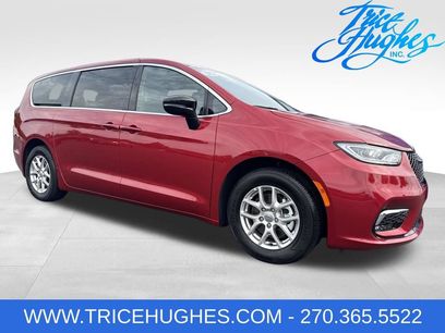 Used 2025 Chrysler Pacifica Select