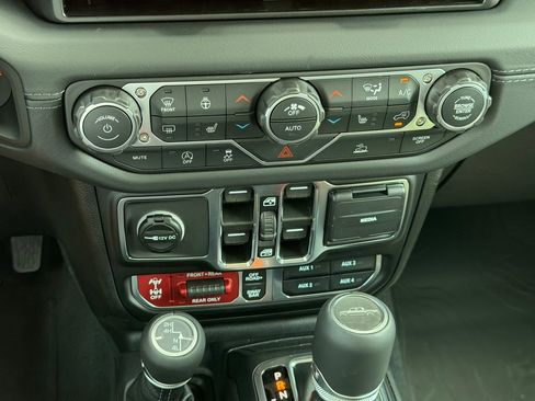 New 2026 Jeep Gladiator Rubicon w/ Steel Power Dome Hood Package AWD/4WD image 18