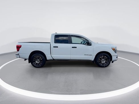 Used 2022 Nissan Titan SV AWD/4WD image 9