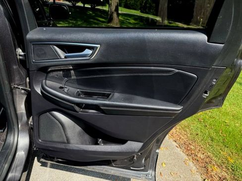 Used 2020 Ford Edge Titanium FWD image 36