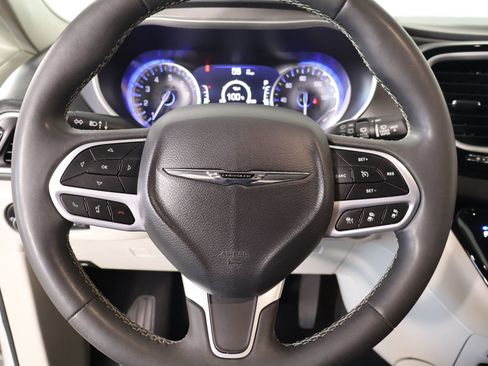Used 2023 Chrysler Pacifica Touring-L FWD image 3