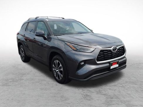 Used 2023 Toyota Highlander XLE AWD/4WD image 3