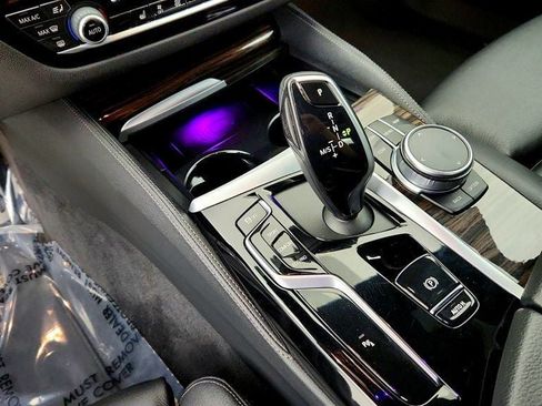 Used 2022 BMW 530i w/ M Sport Package RWD image 17