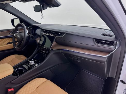 Used 2025 Jeep Grand Cherokee Summit w/ Luxury Tech Group V image 32