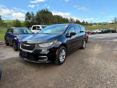 Used 2024 Chrysler Pacifica Touring-L