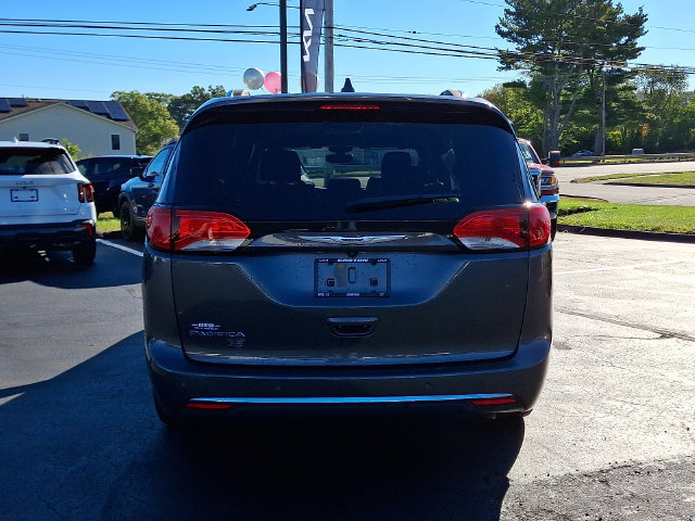 Used 2020 Chrysler Pacifica Touring-L FWD image 5