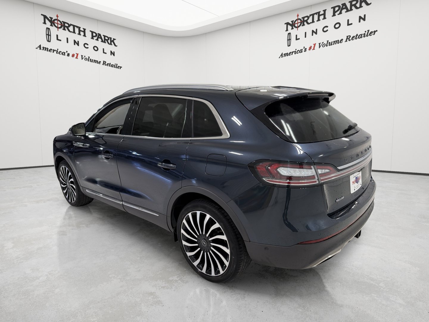 Used 2023 Lincoln Nautilus Black Label w/ Class II Trailer Tow Package AWD/4WD image 3