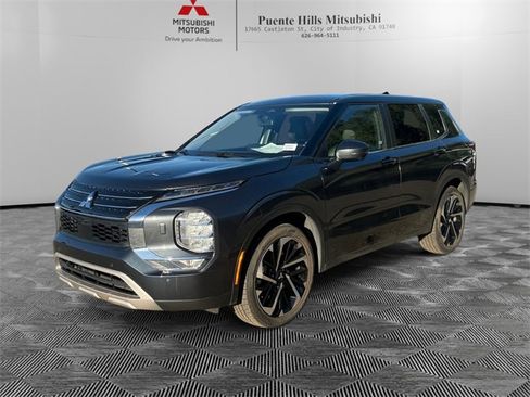 Used 2024 Mitsubishi Outlander SE image 1