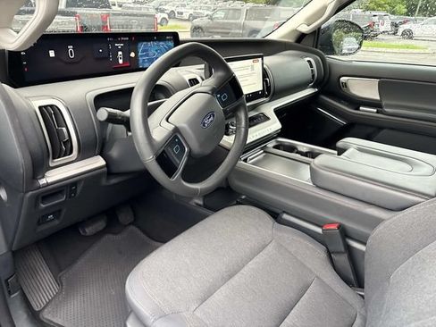 Used 2025 Ford Expedition Active RWD image 12