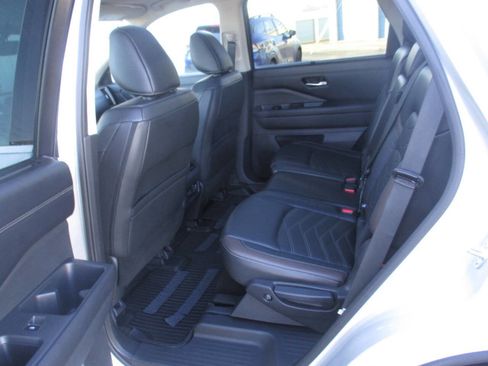 Used 2024 Nissan Pathfinder Platinum w/ Cargo Package image 28