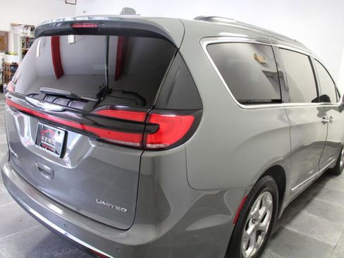 Used 2022 Chrysler Pacifica Limited image 7