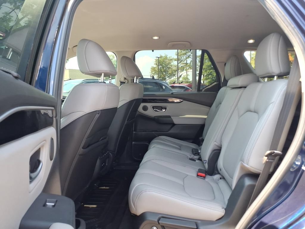Used 2025 Honda Pilot EX-L image 10