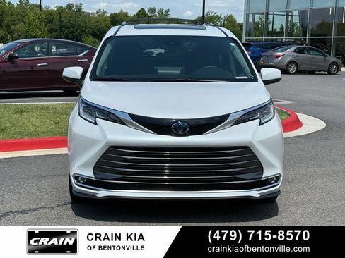 Used 2023 Toyota Sienna Limited FWD image 2